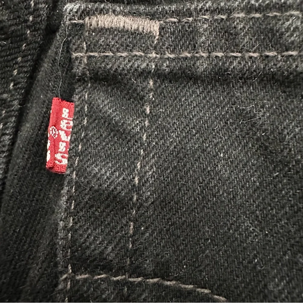 Vintage Levi’s 550 black cropped jeans